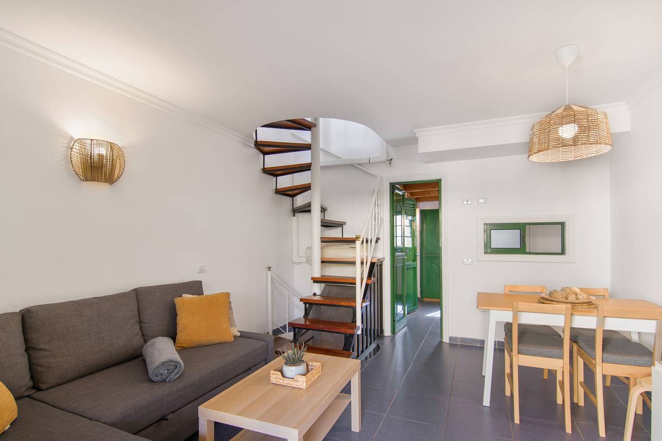 Entire apartment, Vacation at Bungalow Aries with Shared Pool, Wi-Fi, and Air Conditioning in Maspalomas, San Bartolomé de Tirajana