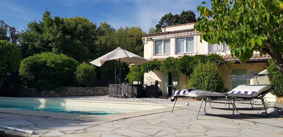 Gîte pour 6 personnes, avec piscine ainsi que terrasse et jardin