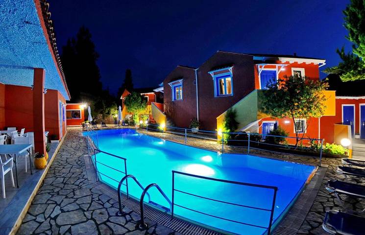 Hôtel pour 3 personnes, avec Balcon et Terrasse ainsi que Jardin et Piscine