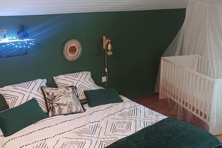 Location de vacances pour 12 personnes, avec jardin ainsi que terrasse et jacuzzi à Genouillé - 3