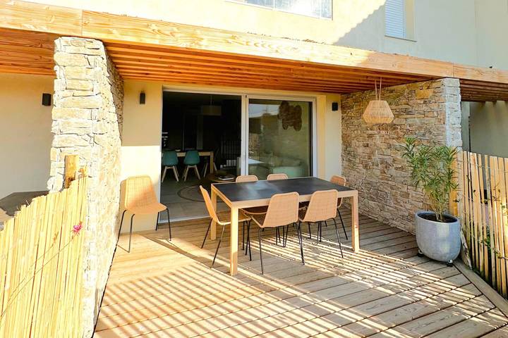 Gîte pour 6 personnes, avec piscine et balcon, adapté aux familles à Lecci - 2