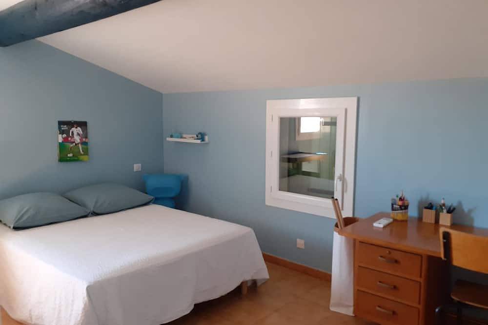 120 m2 house with swimming pool in the heart of Provence between Aix and Salon in Coudoux, Region de Aix-en-Provence