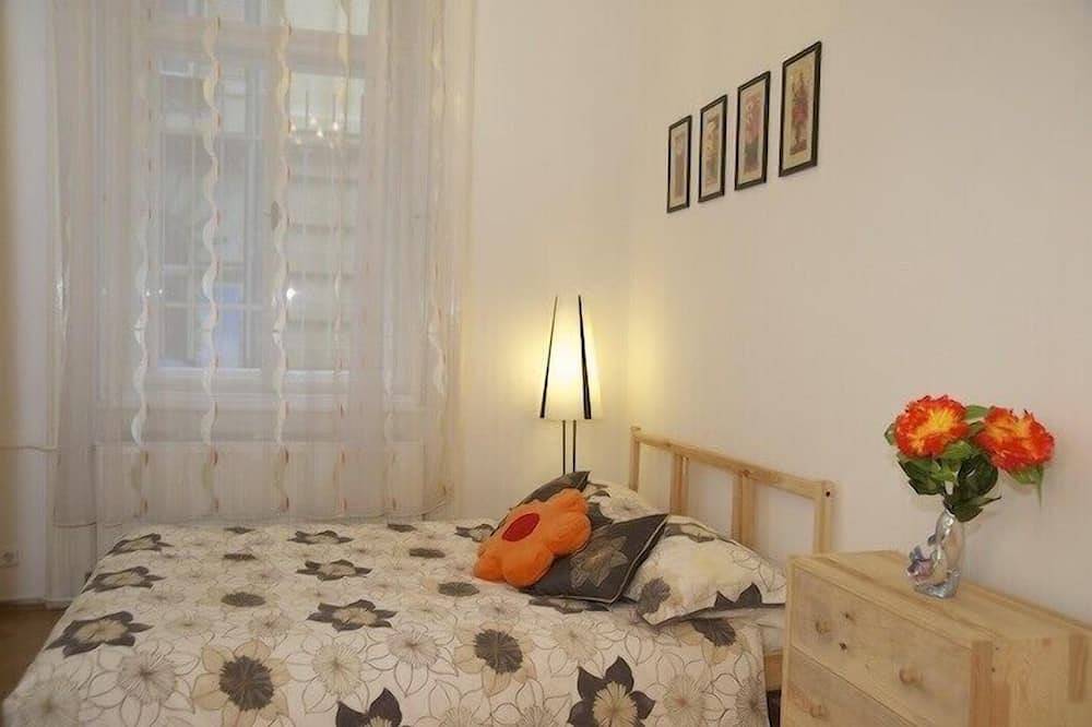 Entire apartment, Central Budapest apartment | 4Br | Sleeps 7 | Walk to Top Attractions in Budapest, Danube-Ipoly National Park