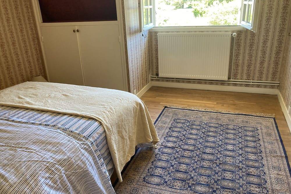Large Noé-Breton house with large garden and fireplace  in Treffiagat, Côte de Cornouaille
