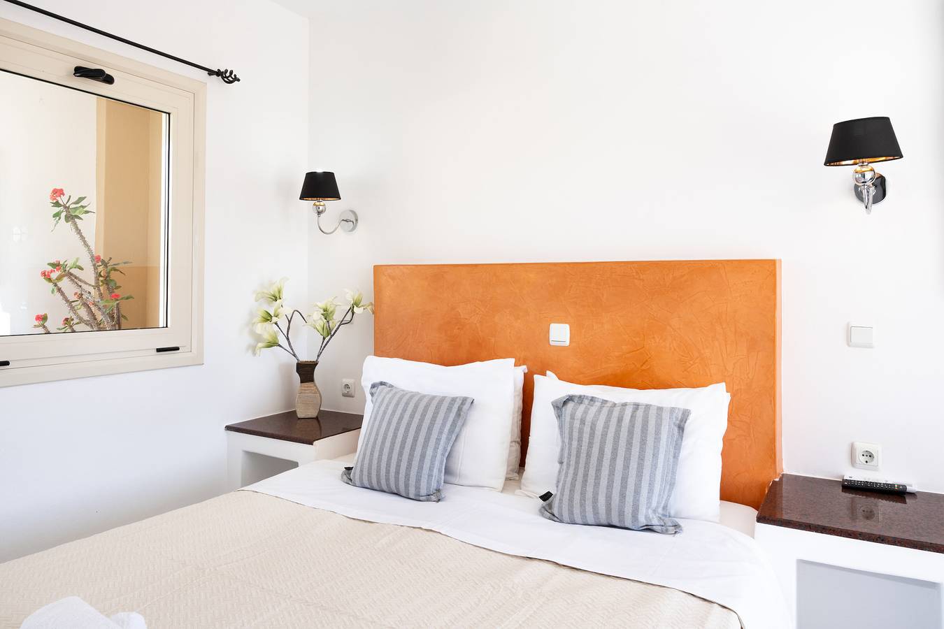 Entire studio, Studio Apartment 'Danae Villa Double Room 5' with Shared Pool, Wi-Fi and Air Conditioning in Santorini