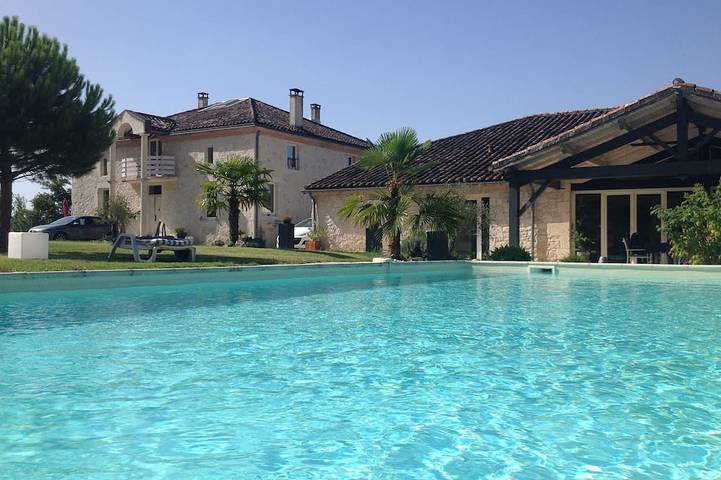 Appartement de vacances pour 4 personnes, avec jacuzzi ainsi que terrasse et jardin