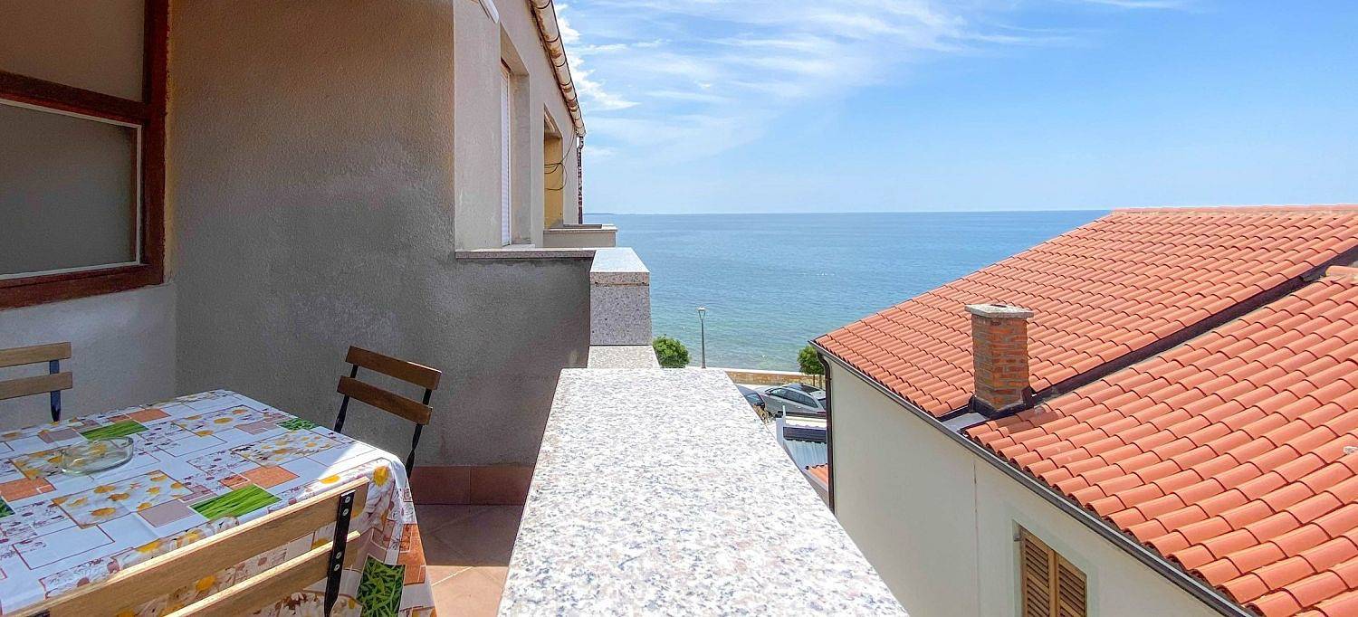 Ganze Wohnung, Reizendes Apartment mit Meerblick und nur 20 Meter zum Strand in Novigrad, Umag und Umgebung