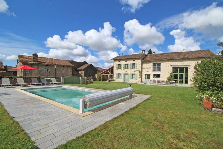 Gîte pour 13 personnes, avec terrasse et sauna ainsi que piscine et jardin, animaux acceptés à Compreignac