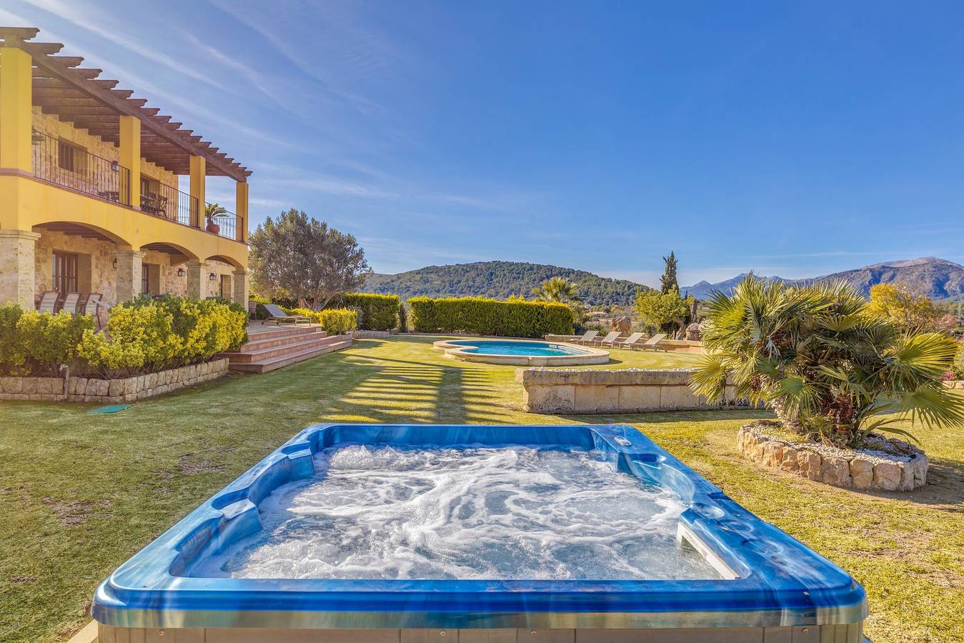 Villa luxueuse avec piscine, jacuzzi, jardin, terrasse, climatisation et Wi-Fi. in Alcúdia, Majorque du Nord