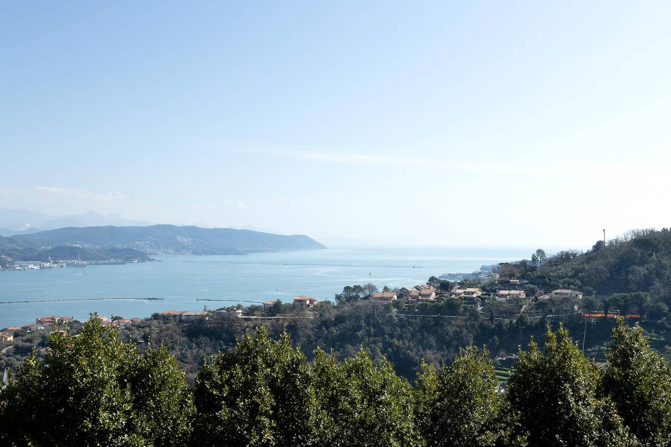 Entire apartment, Apartment 'Merlino' with Balcony, Wi-Fi and Air Conditioning in Biassa, La Spezia