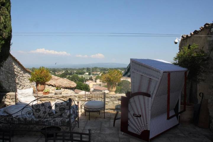 Location de vacances pour 2 personnes, avec vue ainsi que terrasse et jardin à Vedène - 4