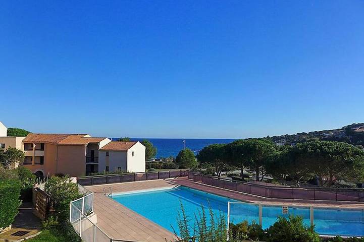 Appartement de vacances pour 4 personnes, avec piscine et bassin pour enfant ainsi que terrasse et balcon/terrasse