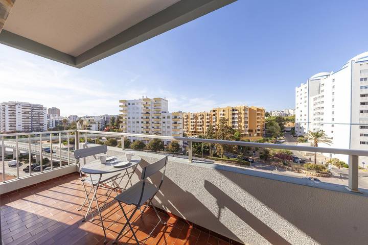 Ganze Wohnung, Ferienwohnung für 3 Personen mit Balkon in Praia da Rocha, Portimão