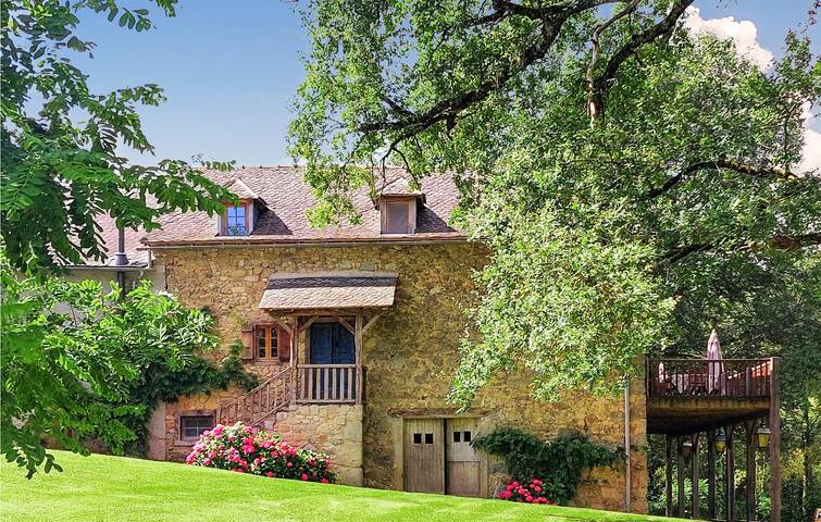 Location de vacances pour 8 personnes, avec terrasse et piscine dans Lunac