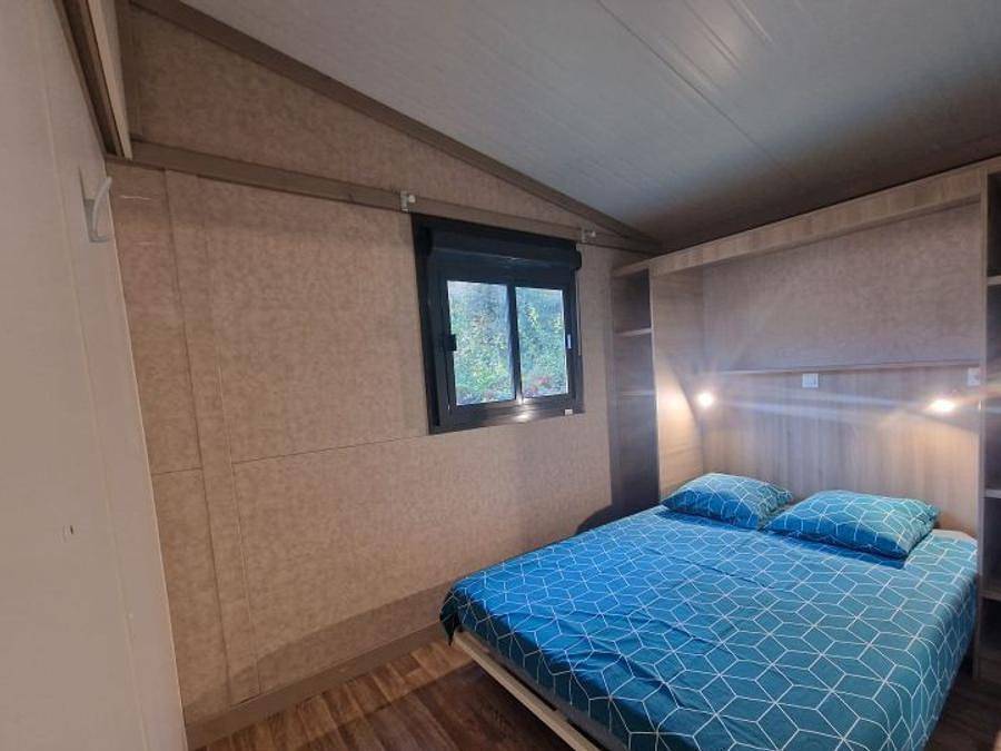 Flower Camping Les Tomasses - Chalet 5 personas - Chalet Confort Mimosa (2 habitaciones -5 personas máx) 28 m² + terraza + trastero in Belgentier, Costa mediterránea (Francia)