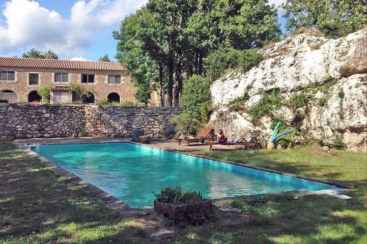Gîte pour 2 personnes, avec piscine et jardin