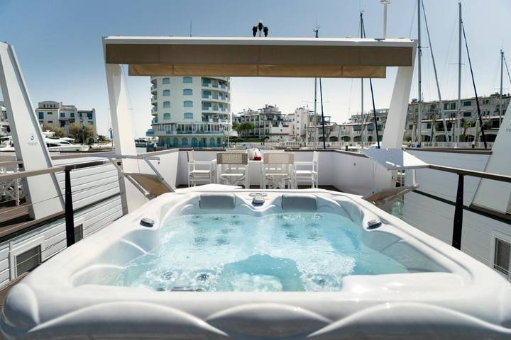 Bateau pour 6 personnes, avec jacuzzi ainsi que balcon et piscine à Misano Adriatico - 2