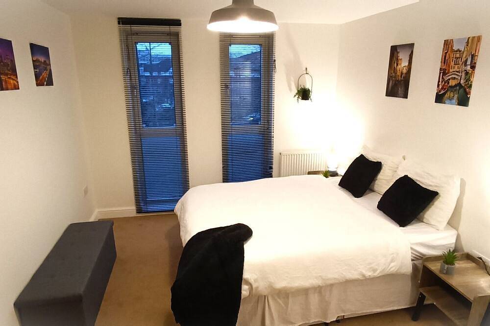Entire apartment, Stylish 2-Bed 2-Bath Near Gatwick and Town centre in Crawley, West Sussex