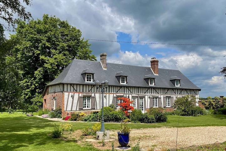 Gîte pour 10 personnes, avec jardin à Épégard