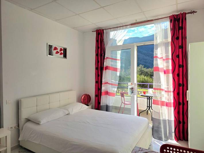 Location de vacances pour 2 personnes, avec balcon ainsi que vue et jardin à Montbolo - 4