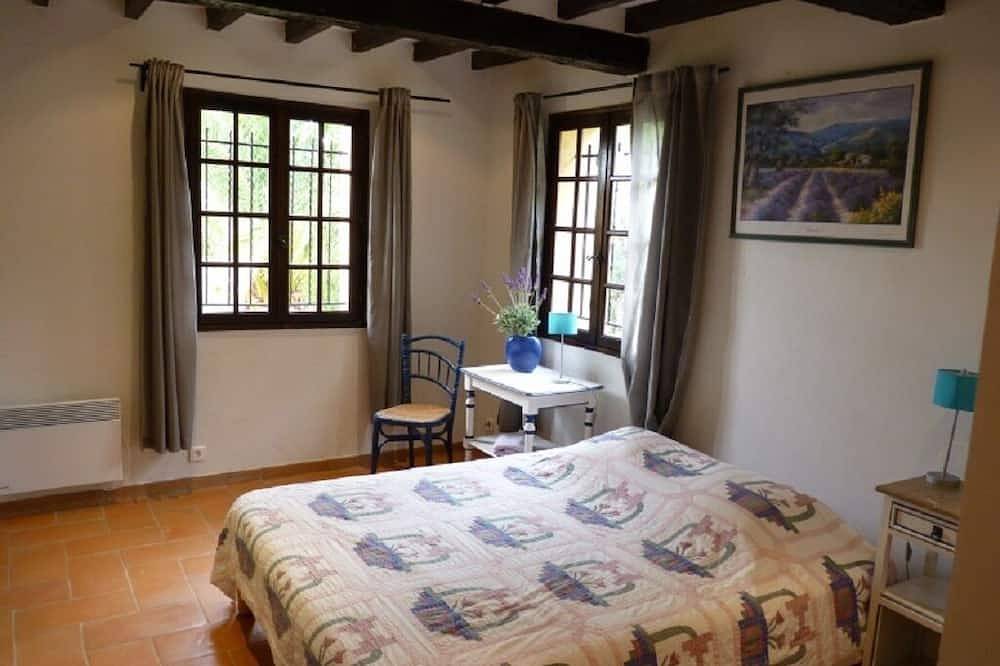 Traditional  Family Villa A/C, 3 bedrooms, sleeps 6, easy walk to the village in Callas, Draguignan region