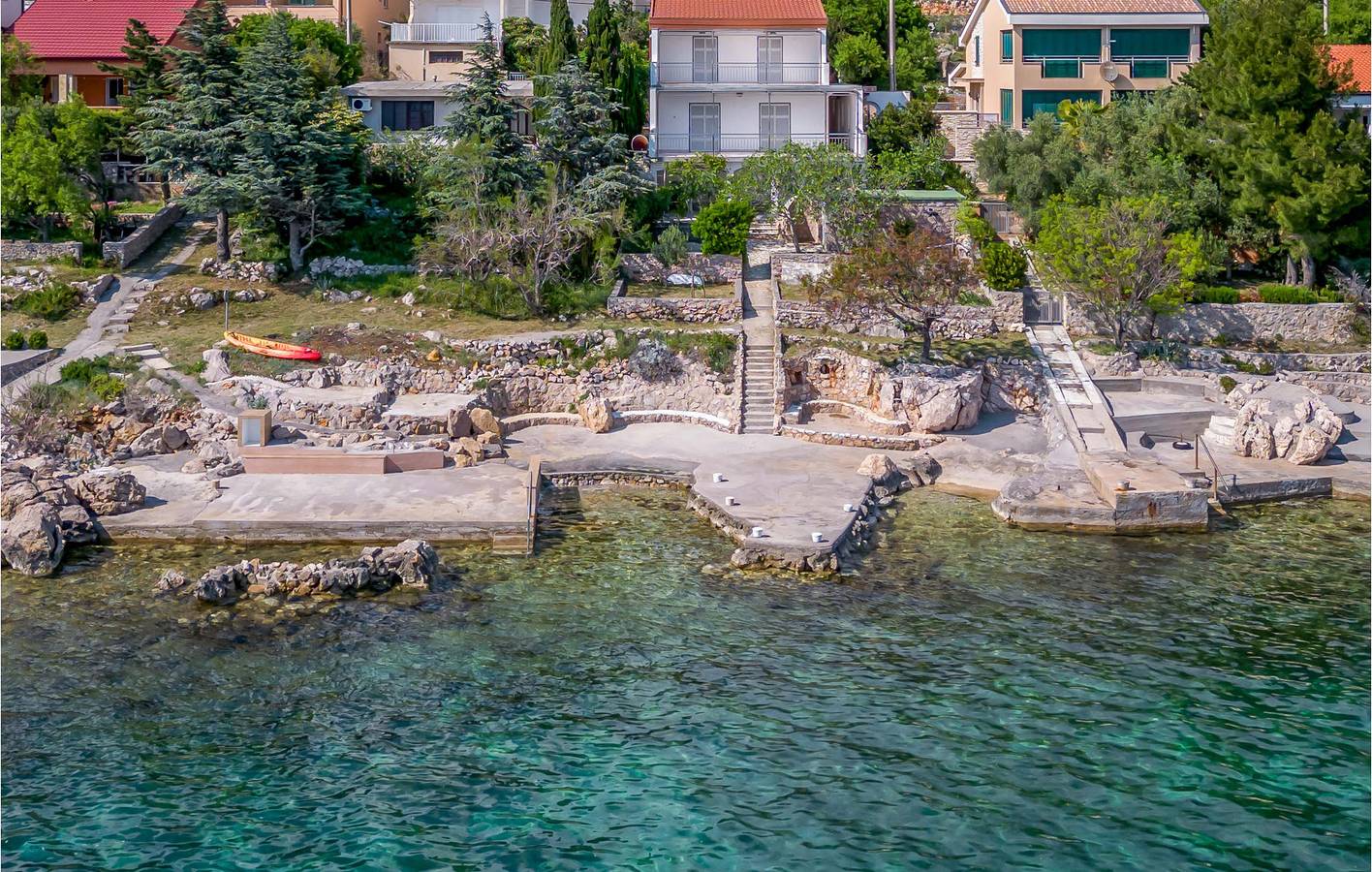 Ganze Ferienwohnung, Apartment am Meer mit Terrasse, WLAN und Parkplatz in der Nähe der Küste und von Restaurants in Cesarica, Naturpark Velebit