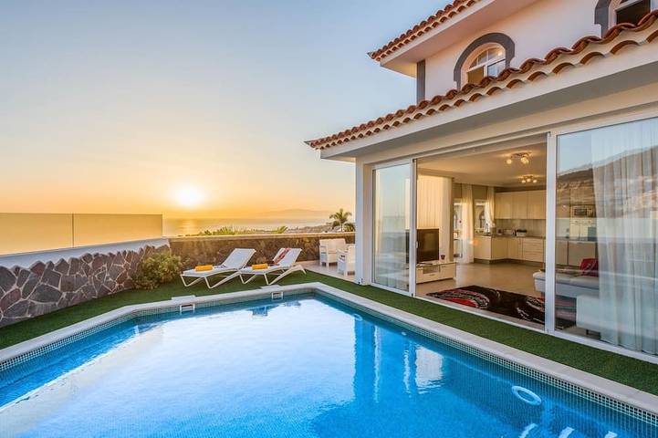 Villa für 10 Personen, mit Balkon und Pool sowie Garten und Whirlpool in Adeje