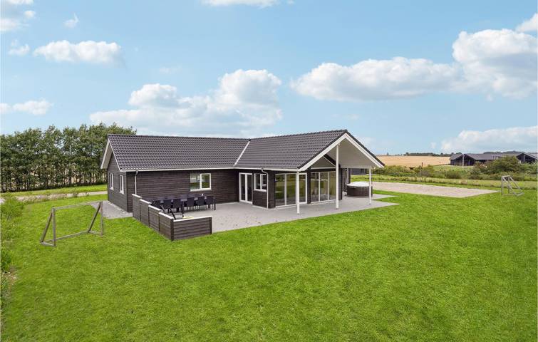 Ferienhaus für 14 Personen, mit Terrasse und Whirlpool sowie Garten und Sauna in Hostrup Strand