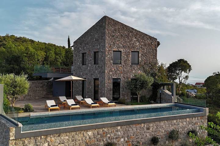 Villa für 10 Personen, mit Whirlpool und Sauna sowie Garten in Montenegro