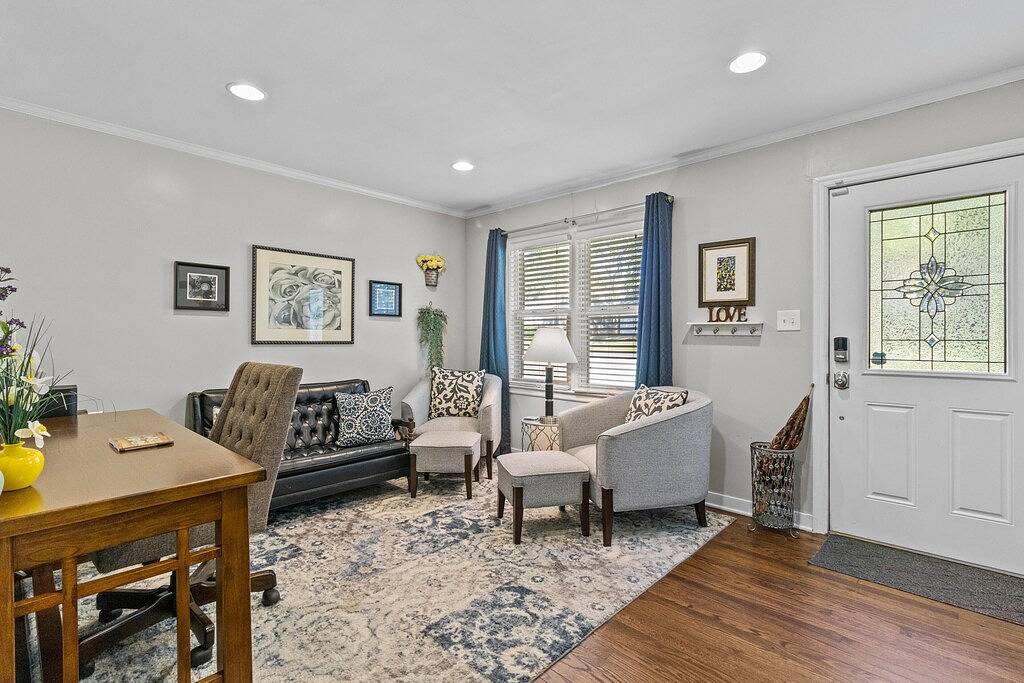 Jefferson Cottage - Large Home + Walkable to Waldo! in Kansas City, Missouri