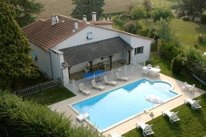 Location de vacances pour 6 personnes, avec Terrasse ainsi que Jardin et Piscine à Ginestet