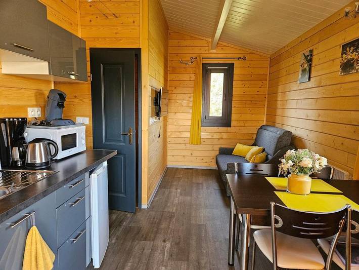 Camping pour 4 personnes, avec Jacuzzi et Terrasse ainsi que Jardin et Bassin pour enfant