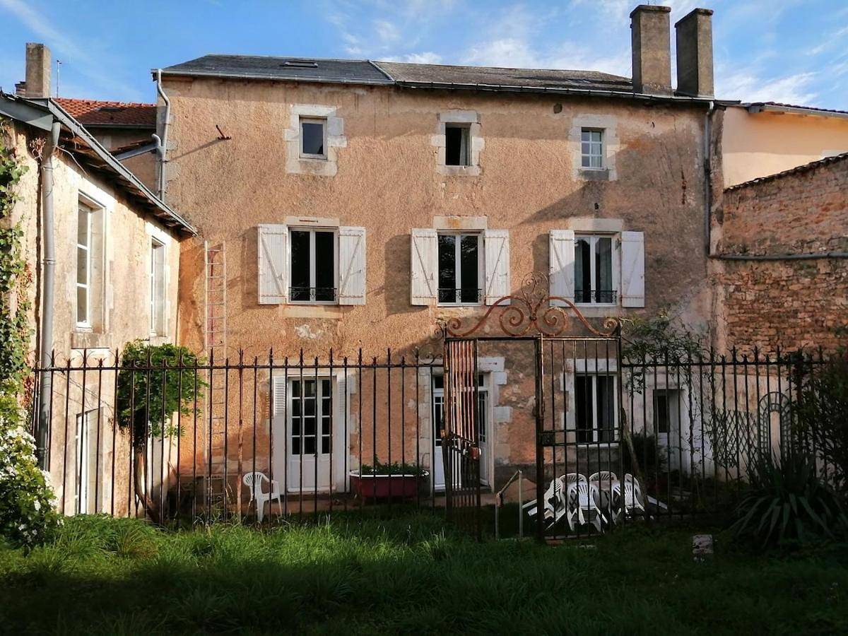 Grande maison de ville avec jardin Valence en Poitou pour 8 à 14 personnes in Couhé, Vienne (France)