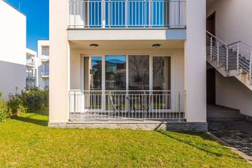 Gîte pour 4 personnes, avec balcon et piscine, adapté aux familles dans Lezhë