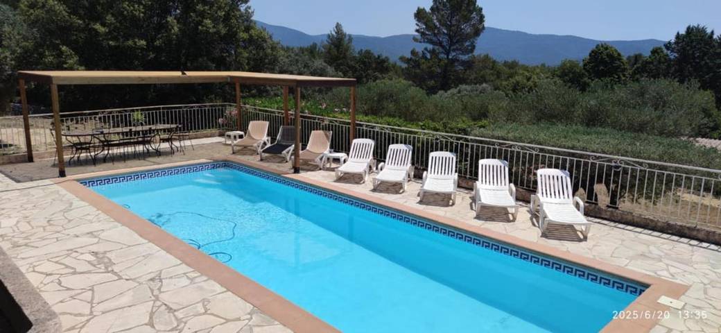 Location de vacances pour 12 personnes, avec jardin ainsi que vue et piscine, adapté aux familles à Carnoules - 4