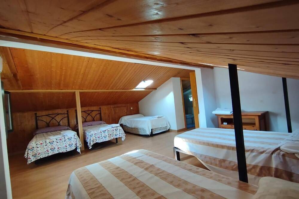 Casa Rural 'Los Pinos' con Vista a la Montaña, Piscina Privada y Wi-Fi in La Adrada, Provincia de Ávila