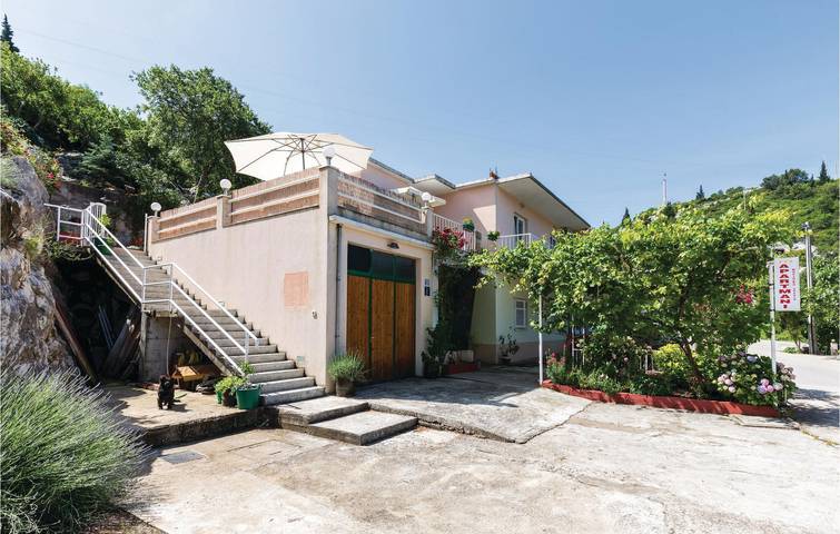 Entire holiday apartment, Modern 2-Bedroom Apartment with Terrace Near Ploče's Coastline & Lake in Dubrovnik-Neretva