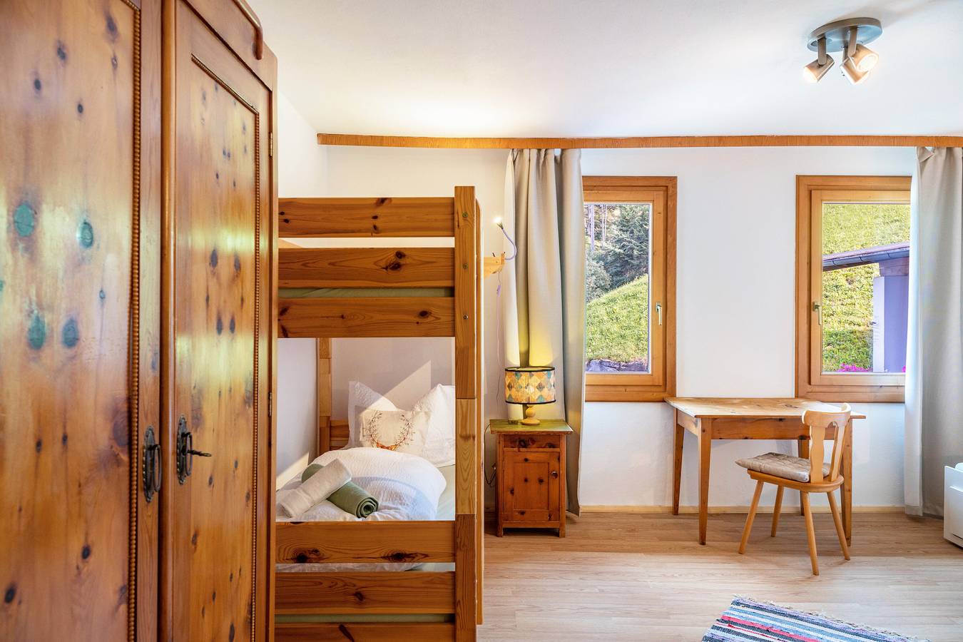 Zimmer '5' mit Bergblick, gemeinsamer Terrasse und Wlan in Hainzenberg, Zillertaler Alpen