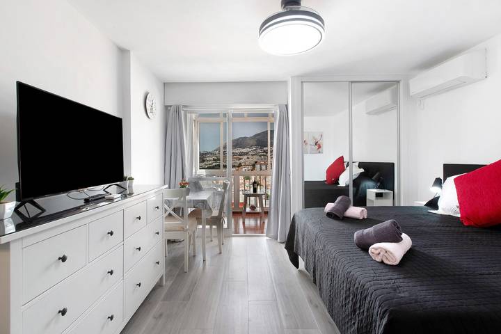 Entire apartment, Apartment 'Apartamento Agata 2024' with Mountain View, Wi-Fi and Air Conditioning in Benalmádena Costa, Benalmádena
