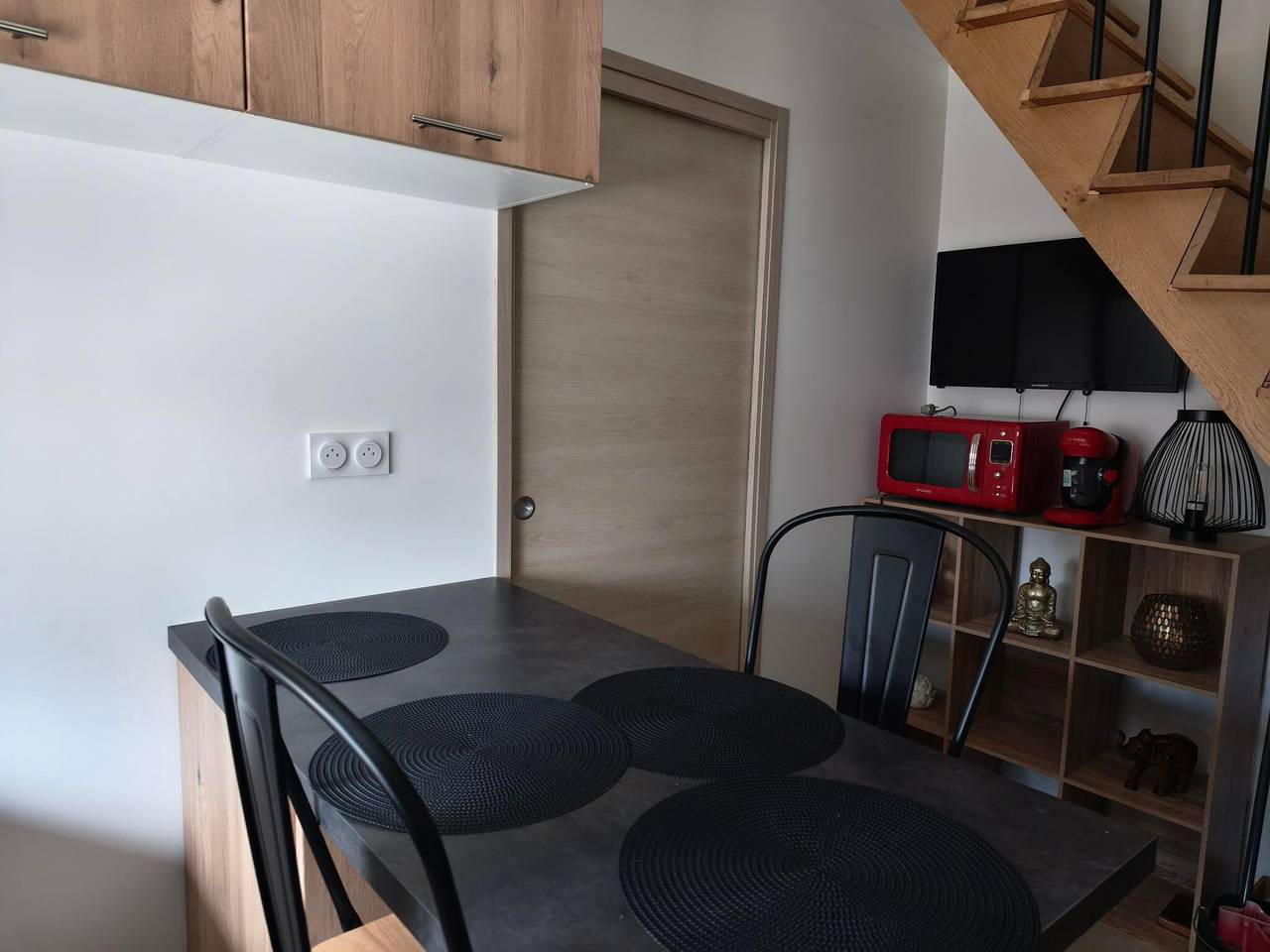 Apartamento entero, Apartamento “Cerca de Burdeos y la A10” con Wi-Fi y aire acondicionado in Saint-Loubès, Región de Burdeos