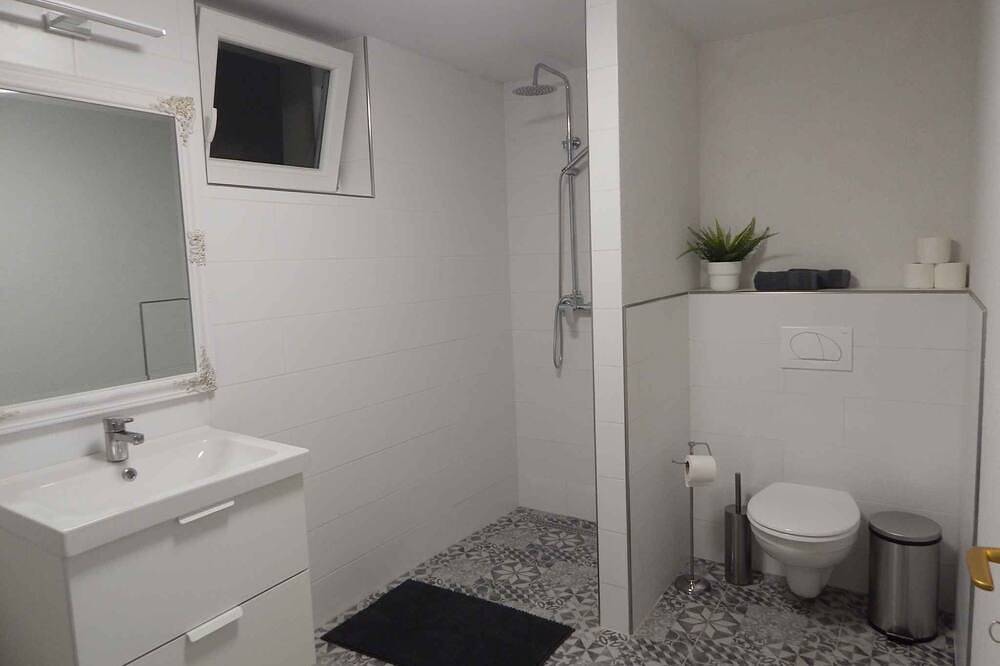 Ganze Wohnung, Studio mit Ausblick auf den See in Balatongyörök, Balaton Hochland Nationalpark