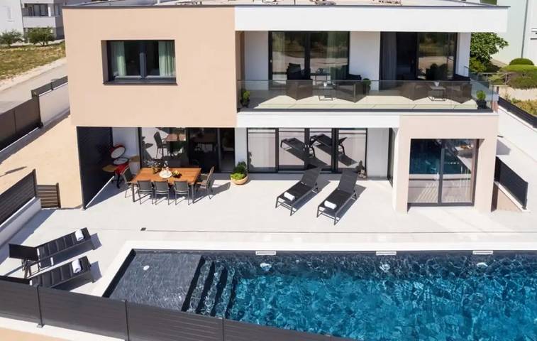 Ferienhaus für 8 Personen, mit Whirlpool und Sauna sowie Garten in Pakostane