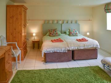 Log Cabin for 4 People in Northamptonshire, Midlands, Photo 4