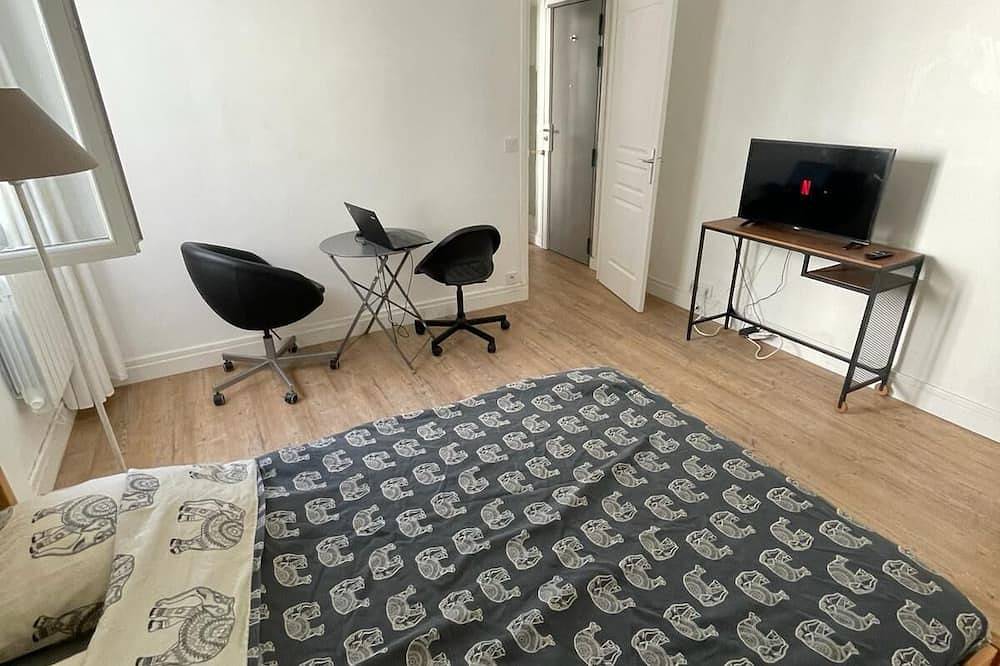 Entire apartment, Calm & Fully furnished appartment at footstep of metro :) with Netflix & Amazon! in Aubervilliers, Seine-Saint-Denis