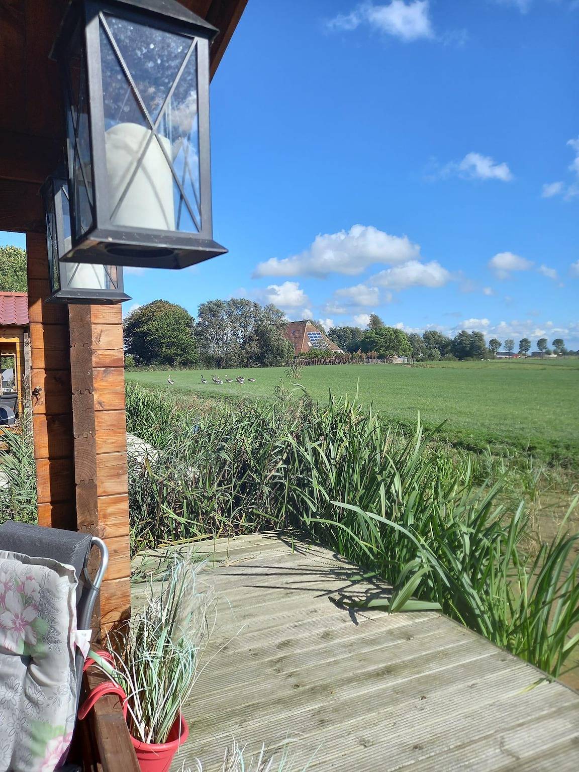 Cabin Sleeps 4 with Hot Tub and Garden in Franekeradeel, Nederlandse Noordzeekust