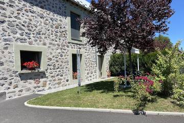 Gîte pour 8 personnes, avec jardin à Albepierre-Bredons