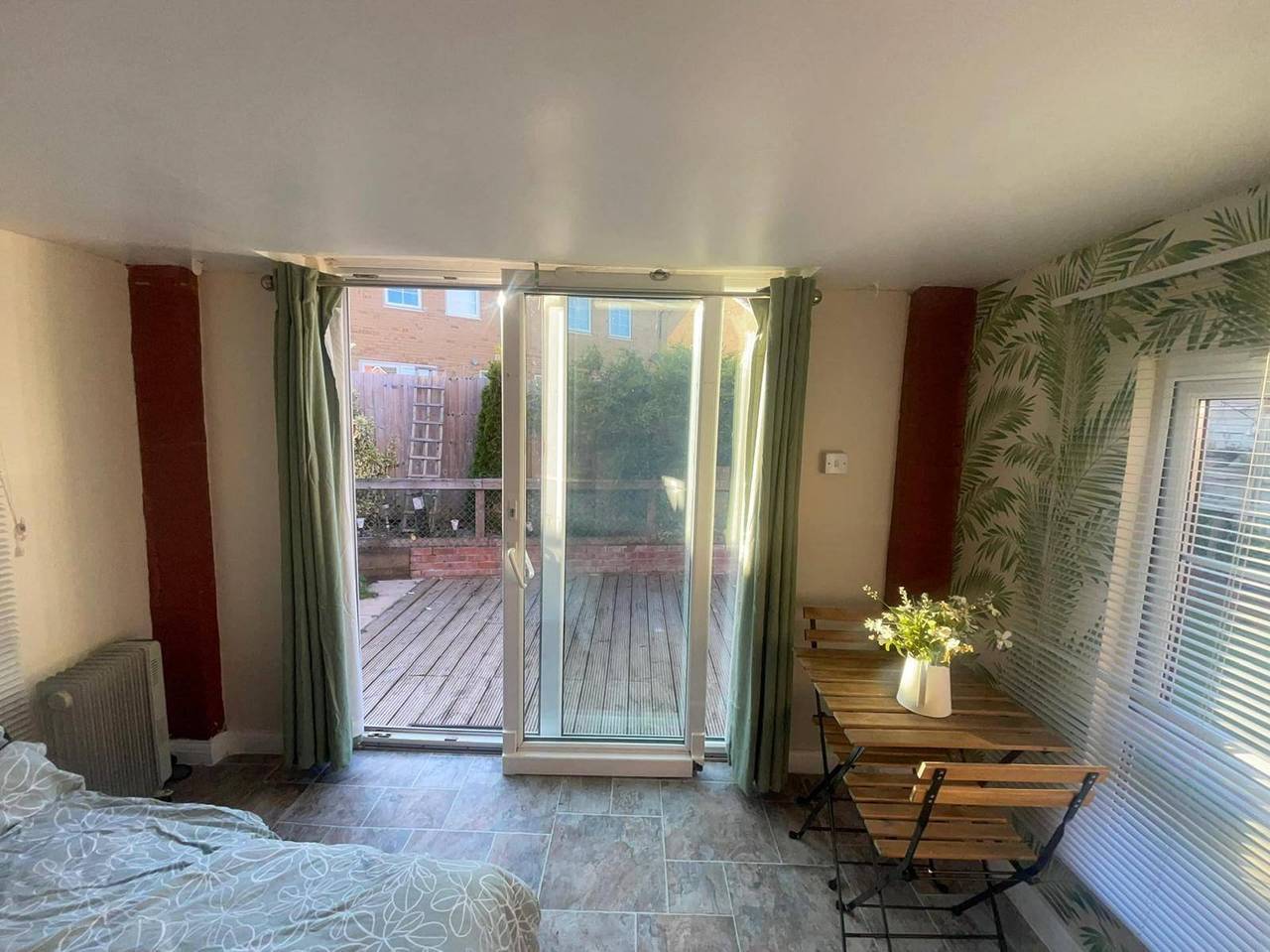 Ganzes Studio, Studio-Sleeps 2 free parking-garden-near shops in Almondsbury, Süd Gloucestershire
