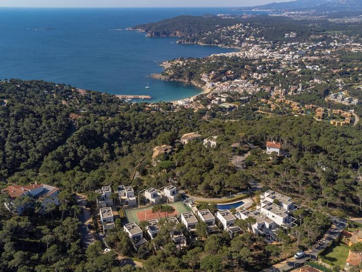 Location de vacances pour 7 personnes, avec piscine ainsi que jardin et balcon à Llafranc