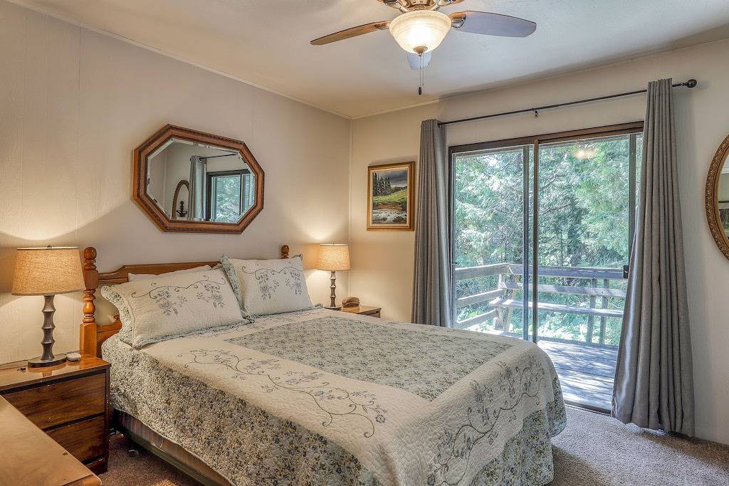 Hundefreundliches, am Strand gelegenes Wochenende mit Kamin und möblierter Terrasse - nahe am See in Shaver Lake, Kings Canyon Nationalpark