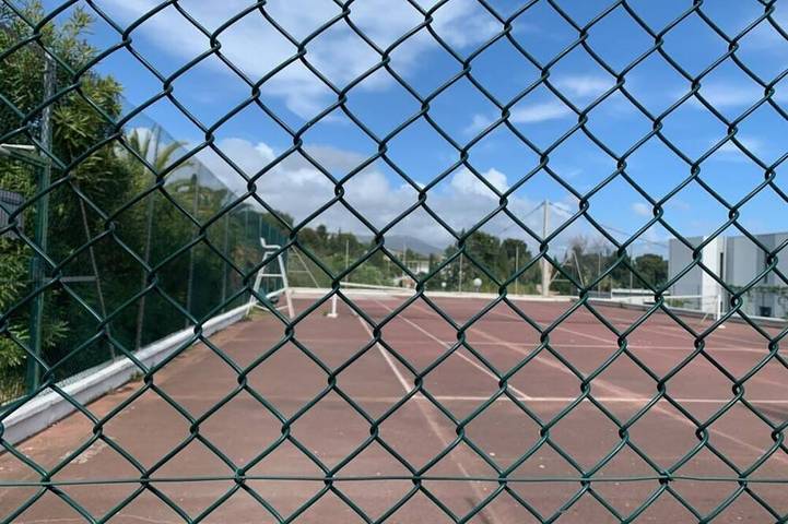 Entire apartment, Air-conditioned Studio Cabin in Residence with Swimming Pool and Tennis, Near Beaches in Bandol, Mediterranean Coast (France)